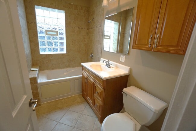 Building Photo - 1537 W Juneway Terrace