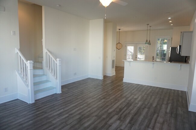 Building Photo - 3BR/3.5BA End Unit Townhome in Summerwalk!  $2,975/month - Pet friendly*