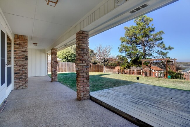 Building Photo - Beautiful Benbrook Home on Quarter Acre