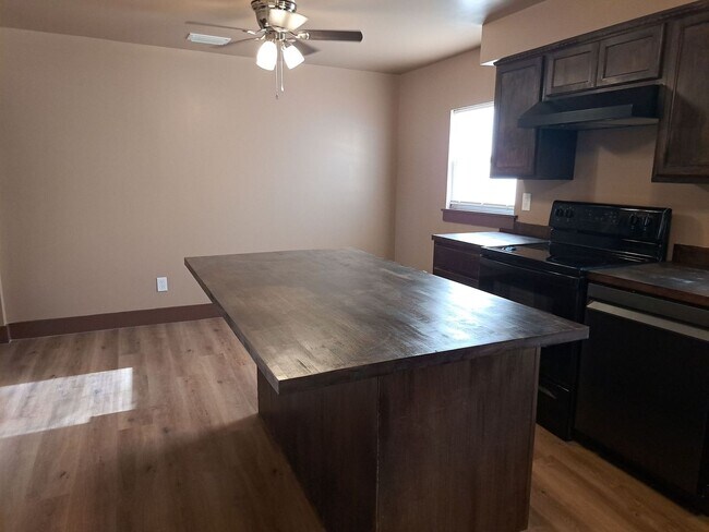 Building Photo - 523 E 8th St