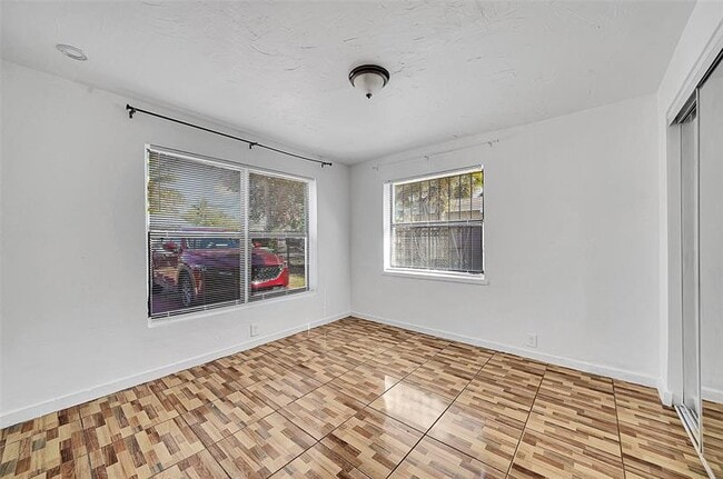 Building Photo - 1646 NE 150th St