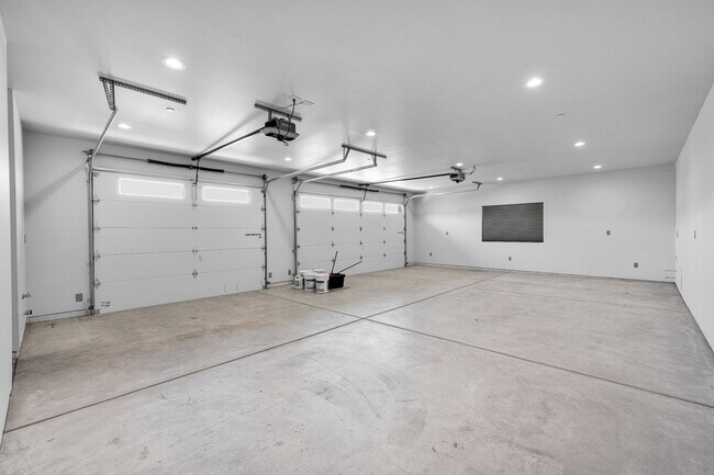 Building Photo - 7760 Arrowhead Dr