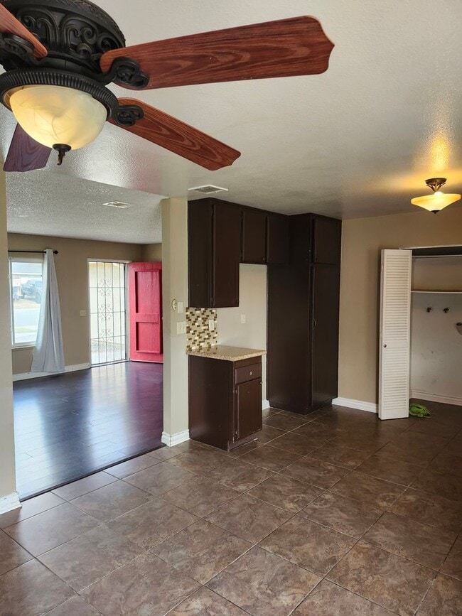 Building Photo - Inviting 3-Bedroom Home