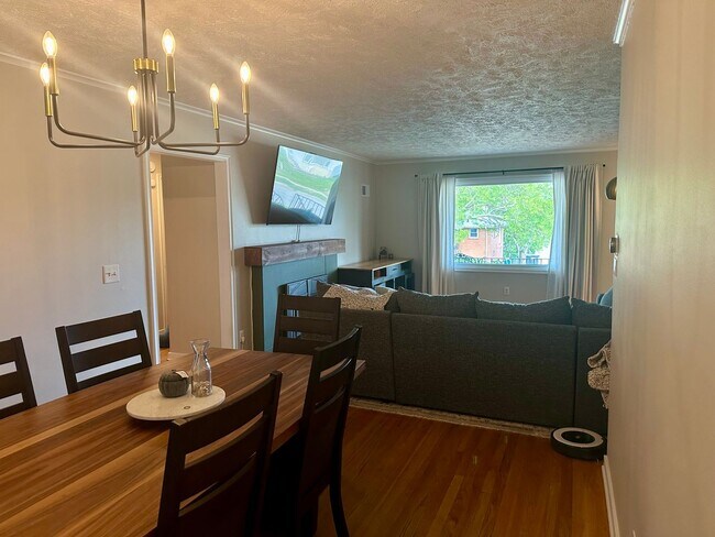 Building Photo - Beautiful house...RESERVE NOW FOR AUGUST 1...