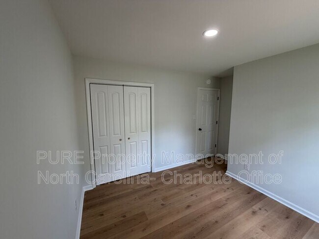 Building Photo - 1712 Blandford Dr