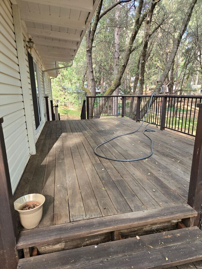 Building Photo - Spacious 4-Bedroom Home on Desirable Hillcrest Blvd in Colfax