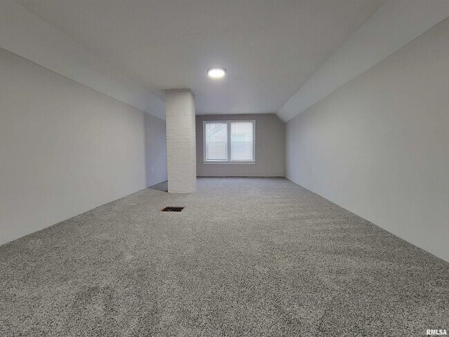 Building Photo - 2807 N Dechman Ave