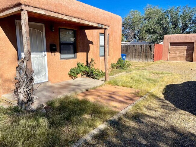 Building Photo - 1 bedroom / 1 bath close to KAFB and I-25 Move-in Special!