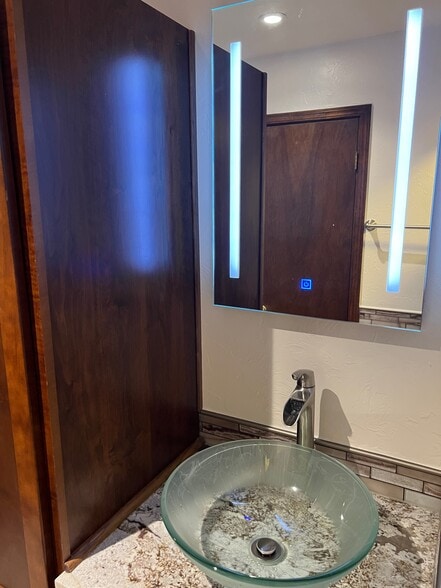 Building Photo - 11013 N Brauer Ave