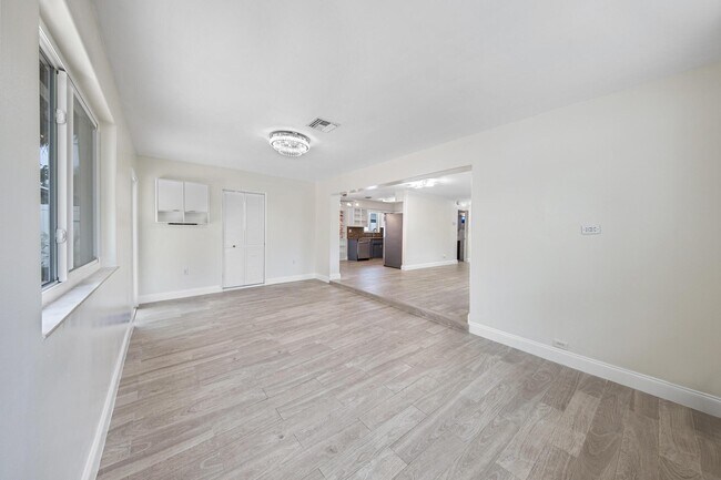 Building Photo - 2611 NE 16th St