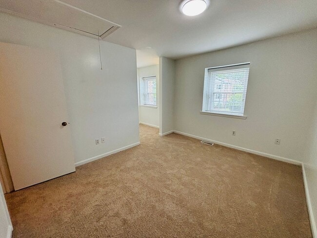 Building Photo - 103 Huntington Ln