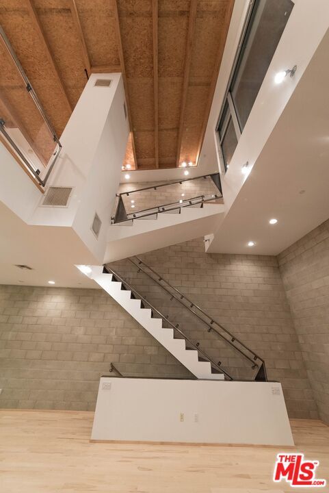 Building Photo - 717 Highland Ave