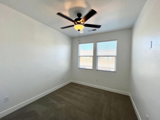 Building Photo - Townhome in Woodland Estates - Pool Access