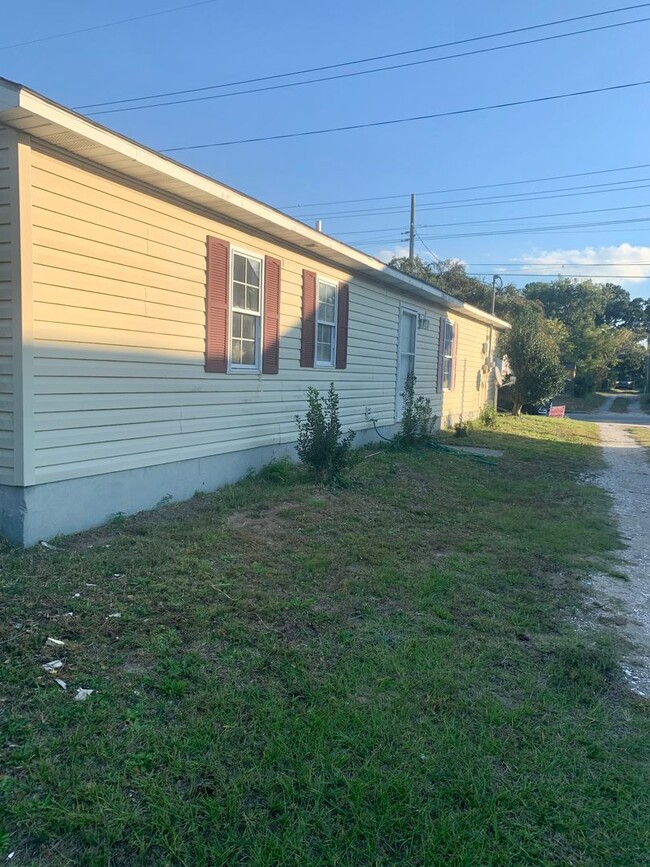 Building Photo - Promise Land Historic Walking District Downtown Morehead City! Charming 4 bedroom 1 1/2 bath Home...