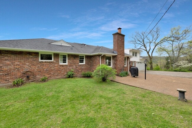 Building Photo - Awesome 3BE/2BA ranch style home in the WestMeade area!