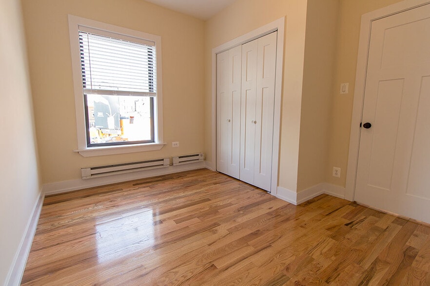 Building Photo - 909 W Cornelia Ave