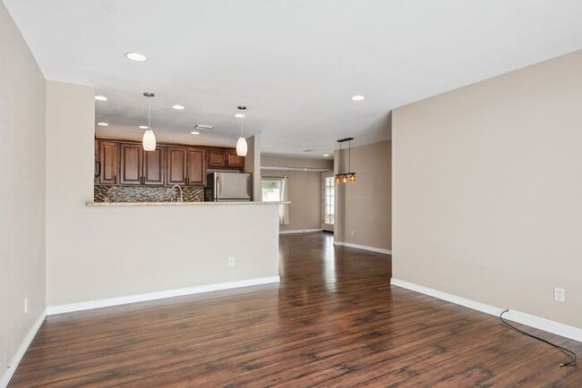 Building Photo - Cozy 2-bedroom, 1.5-bath townhome