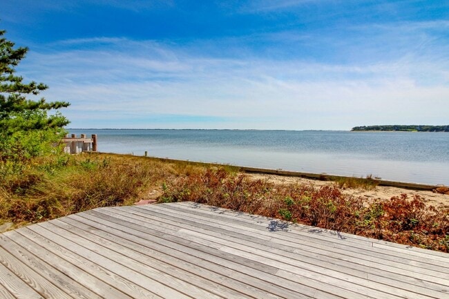 Building Photo - 314 E Montauk Hwy