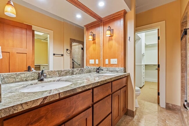 Building Photo - Luxury 3-Bedroom, 2.5-Bath Townhouse Retre...