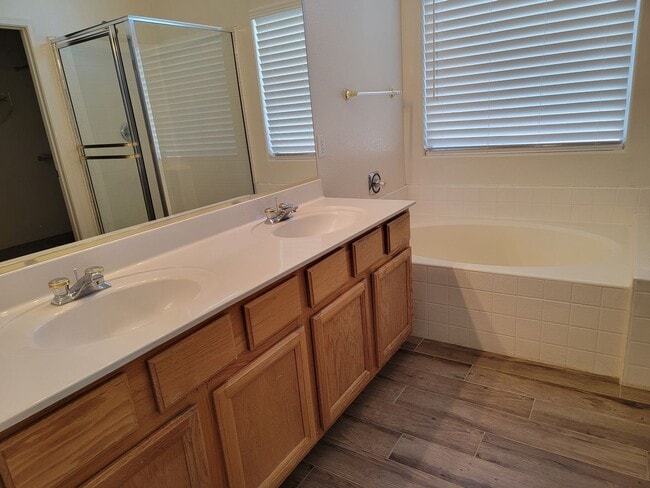 Building Photo - Updated 3 bed with 3-Garage in Bridlewood Subdivision