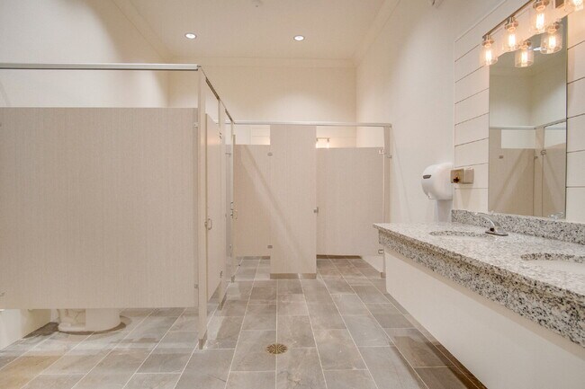 Building Photo - Modern 4BR/3BA Home with Loft, Spacious Yard & Blackwater Reserve Resort-Style Amenities