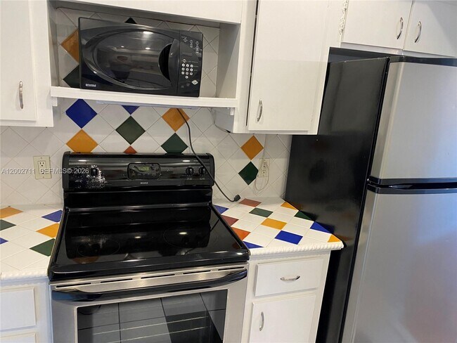 Building Photo - 2471 SW 82nd Ave