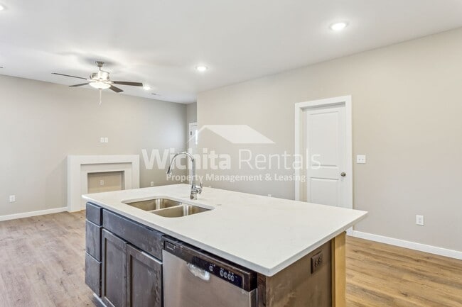 Building Photo - Brand new duplex