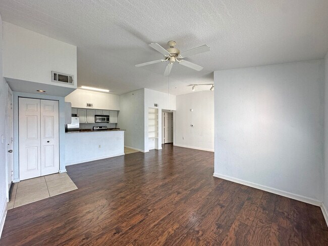Building Photo - 261 SW Palm Dr