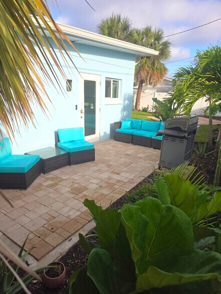 Building Photo - 877 Bruce Ave