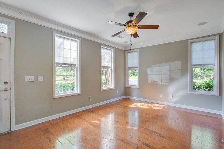 Building Photo - 802 Rue Dr