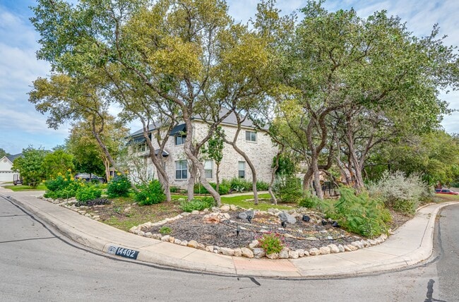 Building Photo - Recently Rehabbed Spacious Two Story in Convenient and Popular Huntington Place