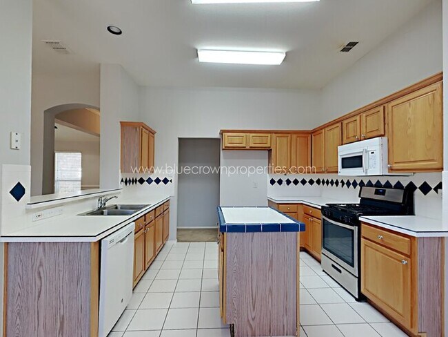 Building Photo - 8401 Greenfield Dr