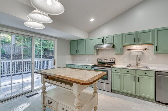 Building Photo - Gorgeous Single Family Home on a Cul-de-Sac!