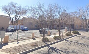 Building Photo - Downtown 2bd Townhouse! Balcony, off-stree...