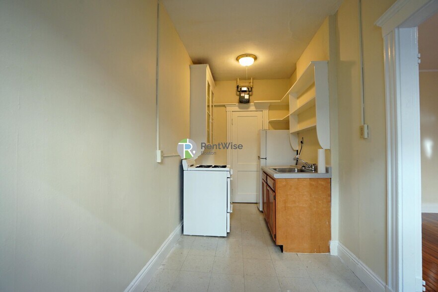 Building Photo - 224 Kelton St