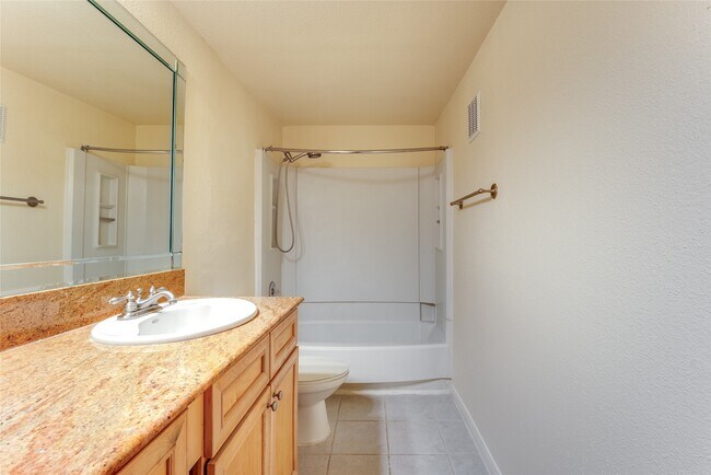 Building Photo - 2255 Braeswood Park Dr