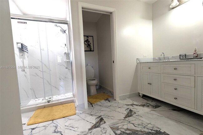 Building Photo - 612 Columbus Blvd S