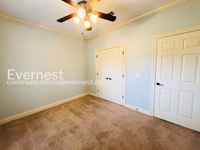 Building Photo - 3 Bed/2 Bath Home with Fenced Yard & Garage / Pet-Friendly / Available Now!