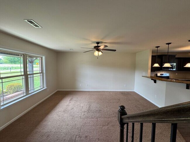 Building Photo - Fenced yard, great location