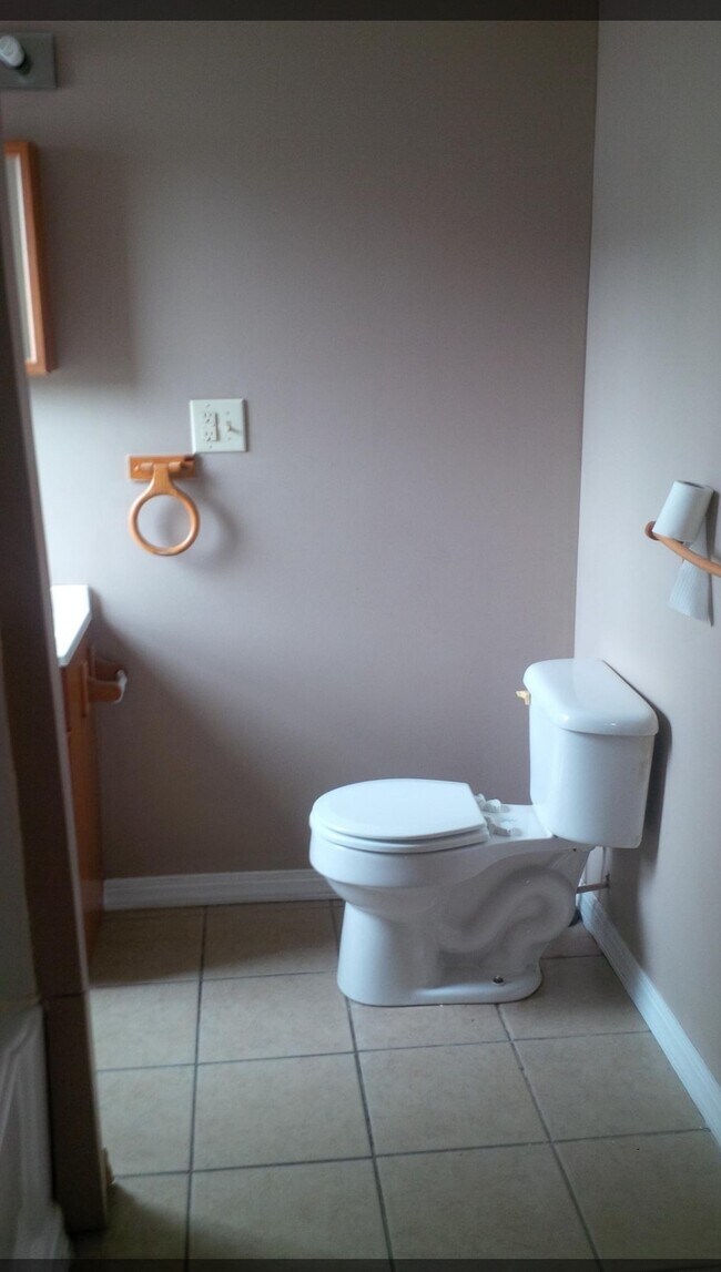 bath - 103 W Chestnut St