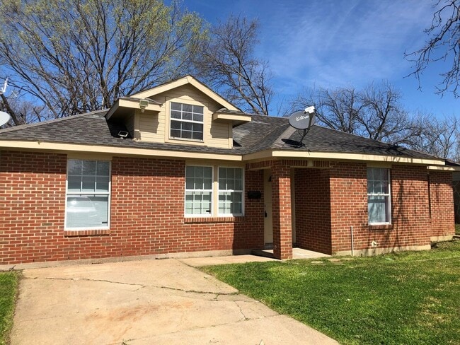 Primary Photo - Move in Ready - 4 bedroom 2 bath