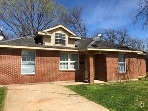 Building Photo - Move in Ready - 4 bedroom 2 bath