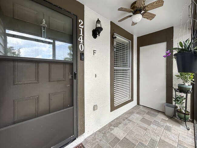 Building Photo - Beautifull 2-Bedroom End-Unit Villa in Palm Harbor!