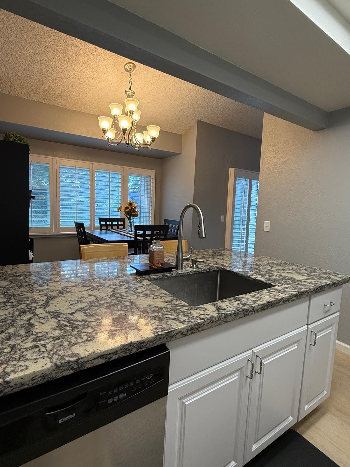 Large counter w/ Sink - 2107 G St