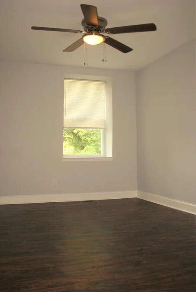 Building Photo - Spacious 4 Bedroom Home