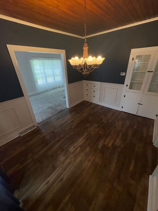 Building Photo - Lovely 4 Bedroomin a Quaint and Quiet Neig...