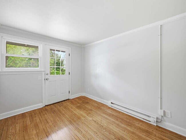 Building Photo - Completely renovated 1-bedroom, 1-bath apartment with LVP flooring with off-street parking