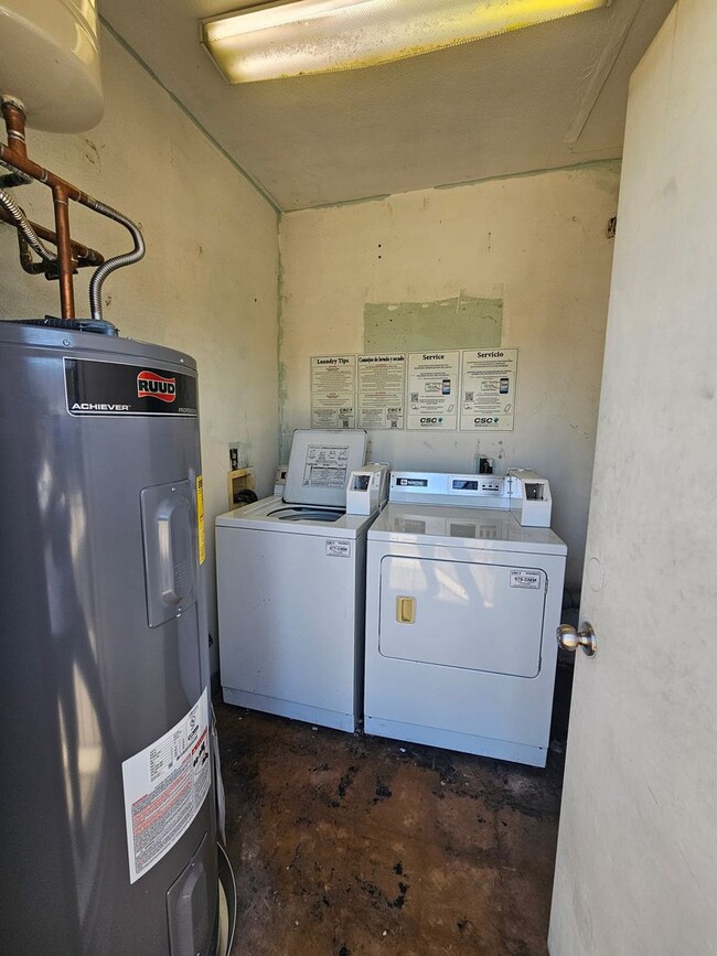 Building Photo - 1 BR 1 BATH FULL REMODEL UPPER UNIT FREE RENT OAC