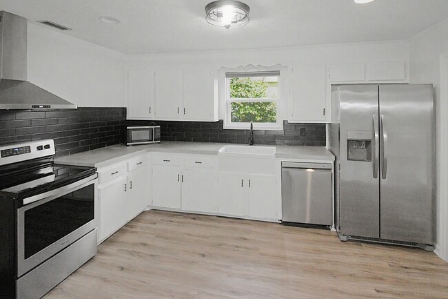 Building Photo - Fully Remodeled Home in the Heart of Belmont