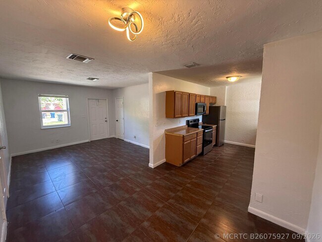 Building Photo - 1642 NW 13th Ct